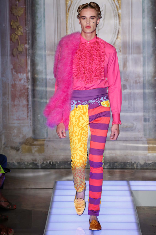 “Hoàng tử 16 tuổi” mặc màu mè diễn thời trang - 3