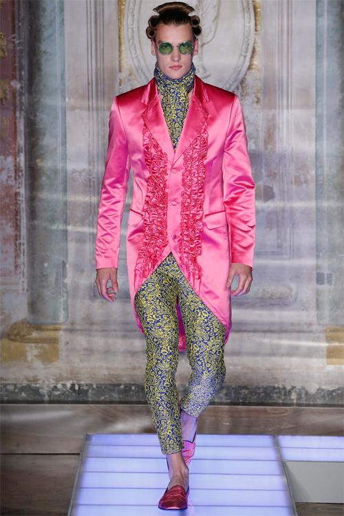 “Hoàng tử 16 tuổi” mặc màu mè diễn thời trang - 5