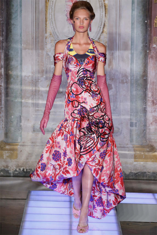 “Hoàng tử 16 tuổi” mặc màu mè diễn thời trang - 8