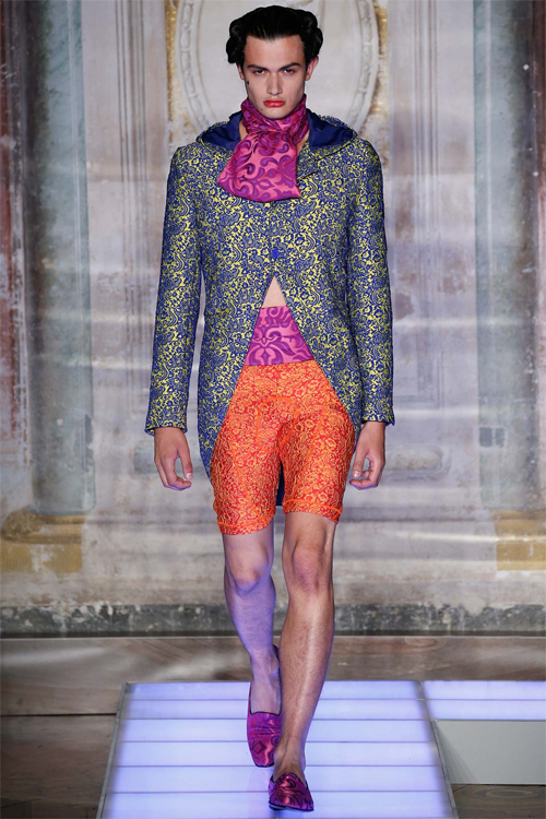 “Hoàng tử 16 tuổi” mặc màu mè diễn thời trang - 11