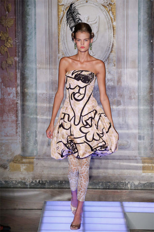 “Hoàng tử 16 tuổi” mặc màu mè diễn thời trang - 16