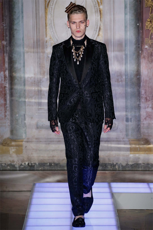 “Hoàng tử 16 tuổi” mặc màu mè diễn thời trang - 6