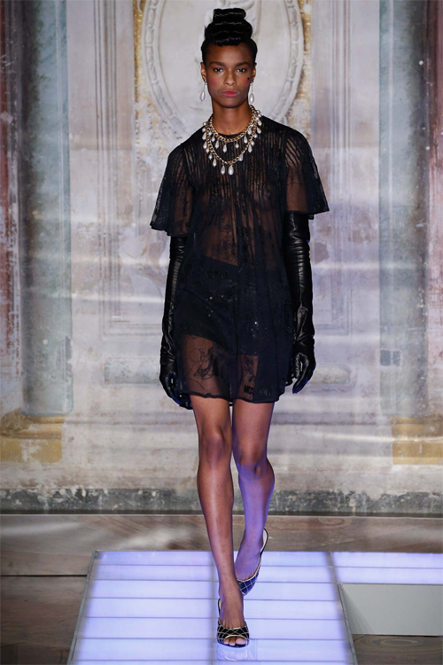 “Hoàng tử 16 tuổi” mặc màu mè diễn thời trang - 7