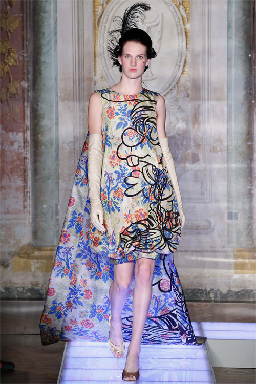 “Hoàng tử 16 tuổi” mặc màu mè diễn thời trang - 18