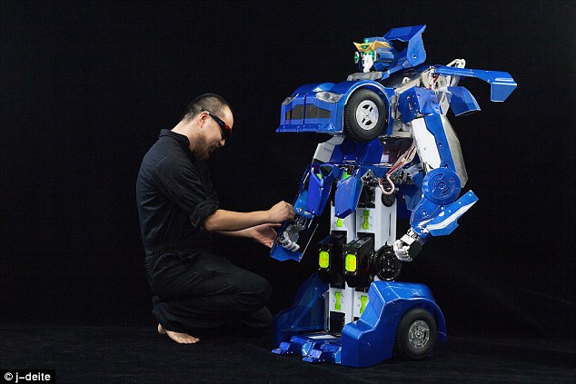 Robot biến hình thành siêu xe chỉ trong thời gian 10 giây - 1
