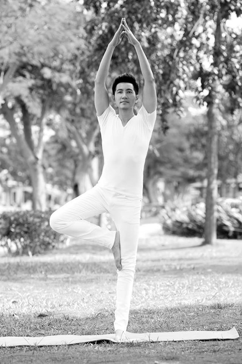 Nguyễn Phi Hùng khoe vẻ dẻo dai của tuổi U40 - 8