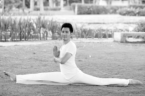 Nguyễn Phi Hùng khoe vẻ dẻo dai của tuổi U40 - 2