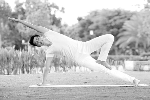 Nguyễn Phi Hùng khoe vẻ dẻo dai của tuổi U40 - 4