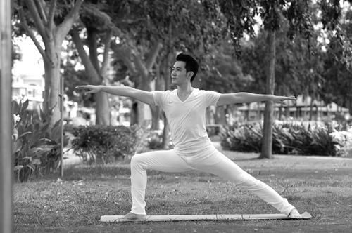 Nguyễn Phi Hùng khoe vẻ dẻo dai của tuổi U40 - 12