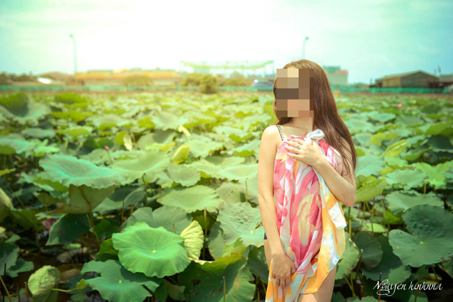 Cách đây vài ngày, bộ ảnh mặc bikini bên hồ sen của một thiếu nữ Việt đã gây xôn xao cộng đồng mạng