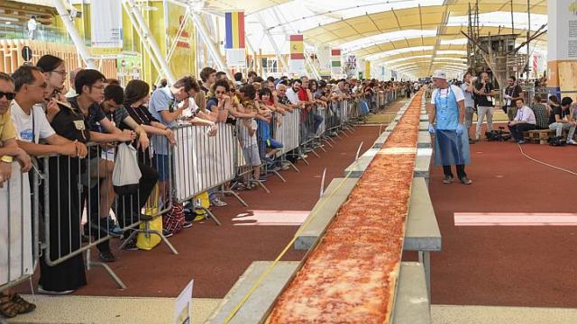 Ý: Bánh pizza khổng lồ dài 1.500m cho 30.000 người ăn - 3