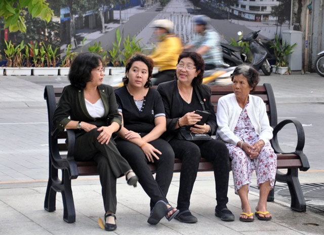 Ngắm hàng ghế gỗ 100 tuổi trên phố đi bộ đẹp nhất VN - 3