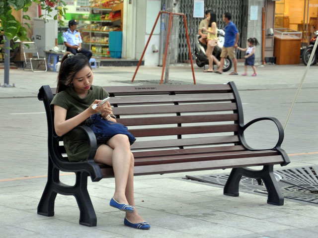 Ngắm hàng ghế gỗ 100 tuổi trên phố đi bộ đẹp nhất VN - 4