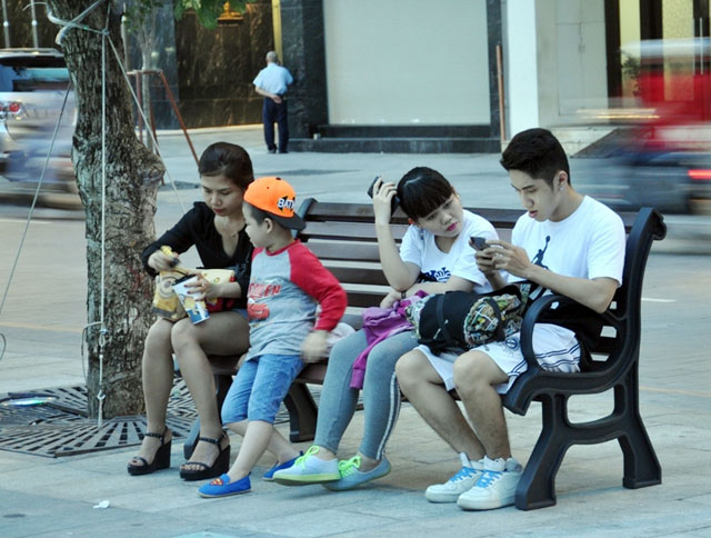 Ngắm hàng ghế gỗ 100 tuổi trên phố đi bộ đẹp nhất VN - 5