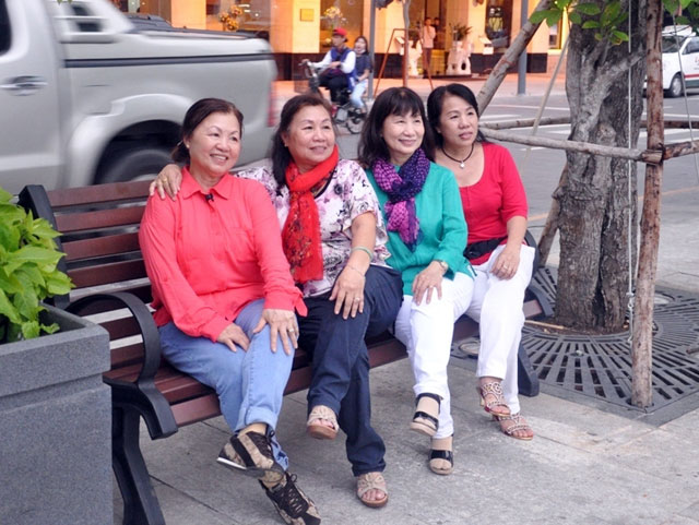 Ngắm hàng ghế gỗ 100 tuổi trên phố đi bộ đẹp nhất VN - 11