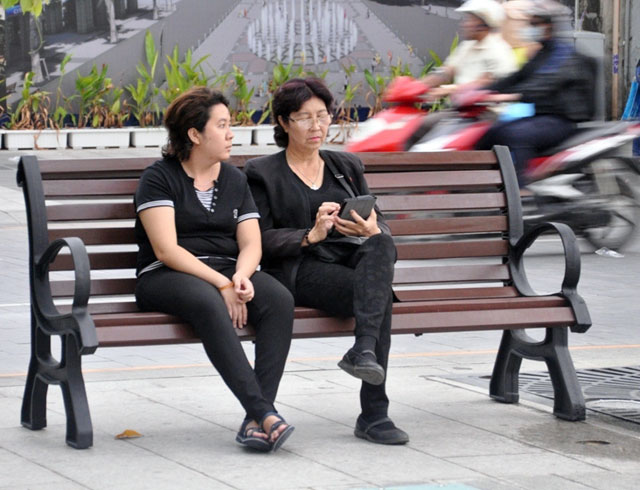 Ngắm hàng ghế gỗ 100 tuổi trên phố đi bộ đẹp nhất VN - 10