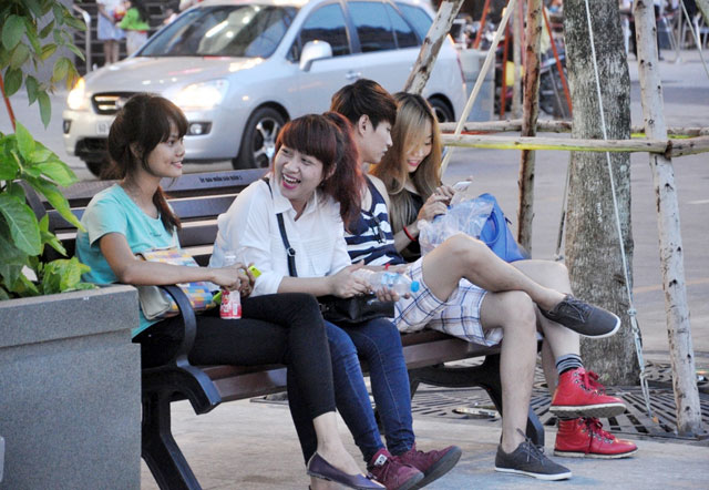 Ngắm hàng ghế gỗ 100 tuổi trên phố đi bộ đẹp nhất VN - 9