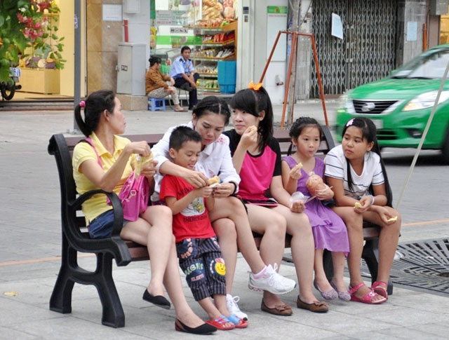 Ngắm hàng ghế gỗ 100 tuổi trên phố đi bộ đẹp nhất VN - 6