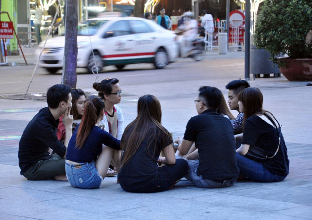 Ngắm hàng ghế gỗ 100 tuổi trên phố đi bộ đẹp nhất VN - 12