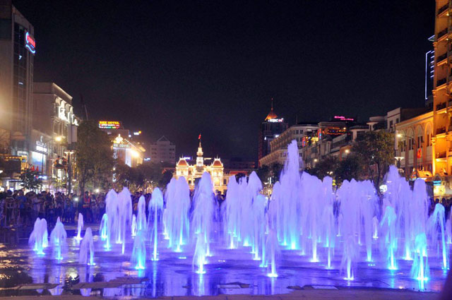 Ngắm hàng ghế gỗ 100 tuổi trên phố đi bộ đẹp nhất VN - 20