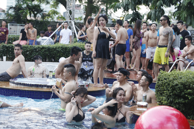 Phái đẹp Hà thành tưng bừng dự tiệc dưới nước - 2