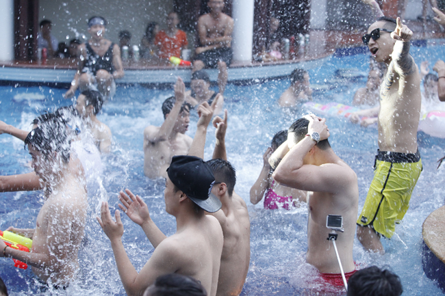 Phái đẹp Hà thành tưng bừng dự tiệc dưới nước - 3