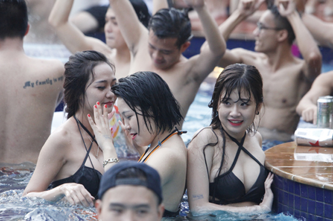 Phái đẹp Hà thành tưng bừng dự tiệc dưới nước - 6
