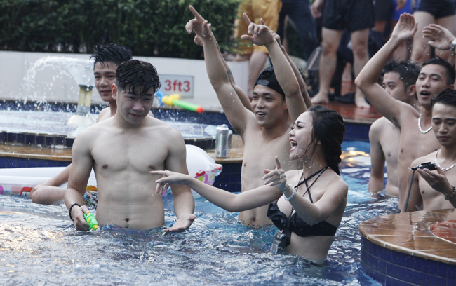 Phái đẹp Hà thành tưng bừng dự tiệc dưới nước - 5
