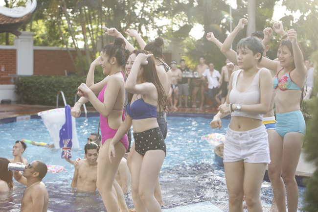 Phái đẹp Hà thành tưng bừng dự tiệc dưới nước - 14