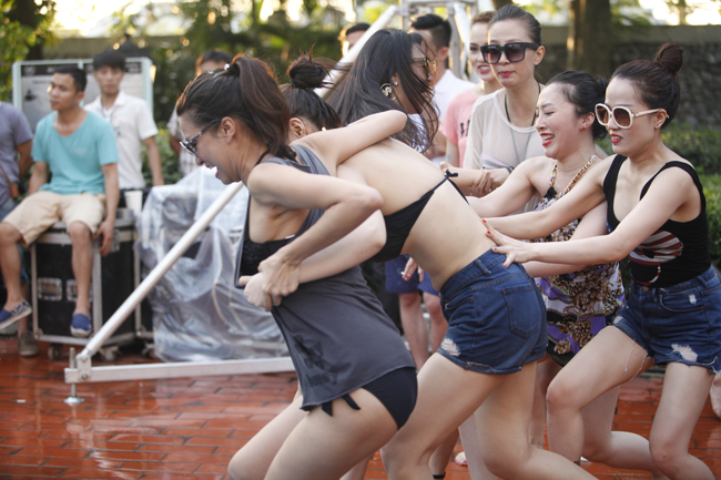 Phái đẹp Hà thành tưng bừng dự tiệc dưới nước - 16