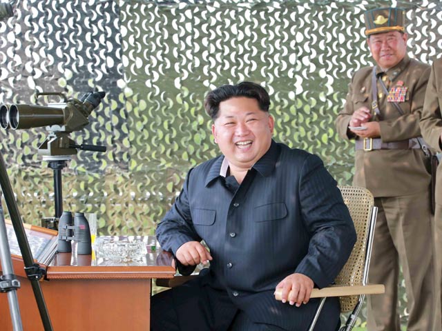 Kim Jong-un hào hứng dõi theo nữ phi công luyện tập - 1