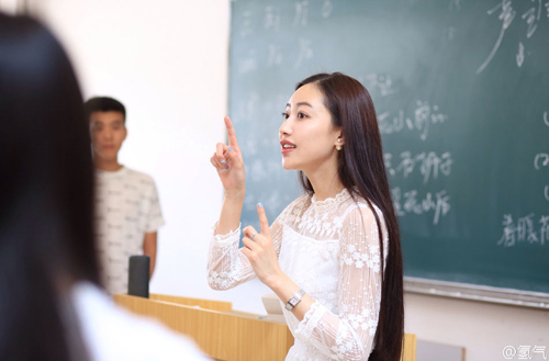 Cô giáo 9x Trung Quốc "gây sốt" vì dáng quá đẹp - 1