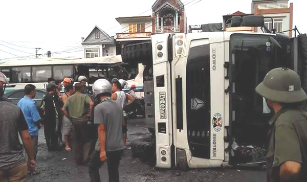 Hai ôtô đâm nhau, lật đè chết 1 người đi xe máy - 1