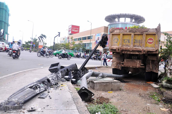 TP.HCM: Xe ben “đại náo” giao lộ, 2 người bị thương - 2