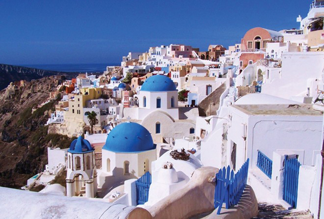 Santorini, Hy Lạp: Với kiến trúc màu trắng và màu xanh đặc trưng, Santorini đẹp như trong  tạp chí. Chính điều này đã khiến nơi đây trở thành điểm đến ưa thích của du khách trong nhiều thập kỷ.
