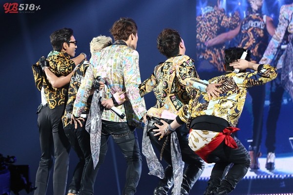 Cười chảy nước mắt với 8 video "giả gái" của sao Hàn - 1