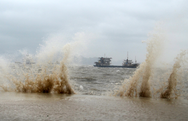 Quảng Ninh “cấm biển” đối phó bão số 1 - 1
