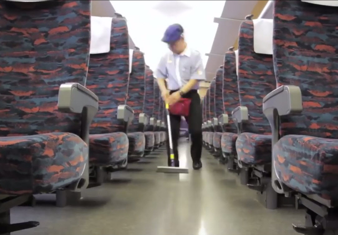 Video: “Siêu nhân” làm sạch tàu siêu tốc trong 7 phút - 3