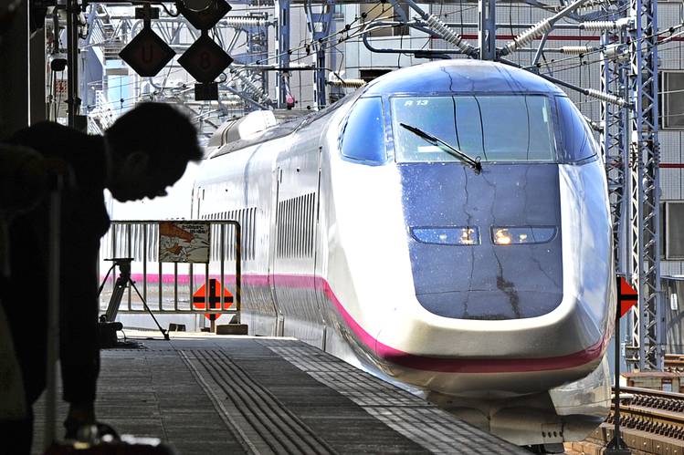 Video: “Siêu nhân” làm sạch tàu siêu tốc trong 7 phút - 1