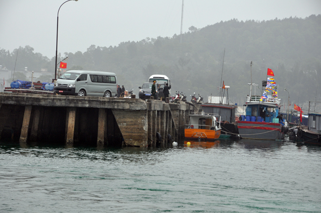 Gần 550 du khách kẹt ngoài đảo Cô Tô vì bão số 1 - 1
