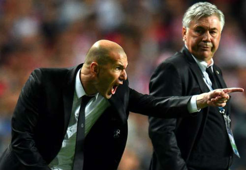 Benitez chưa vào việc, Zidane đã chờ ghế HLV Real - 1
