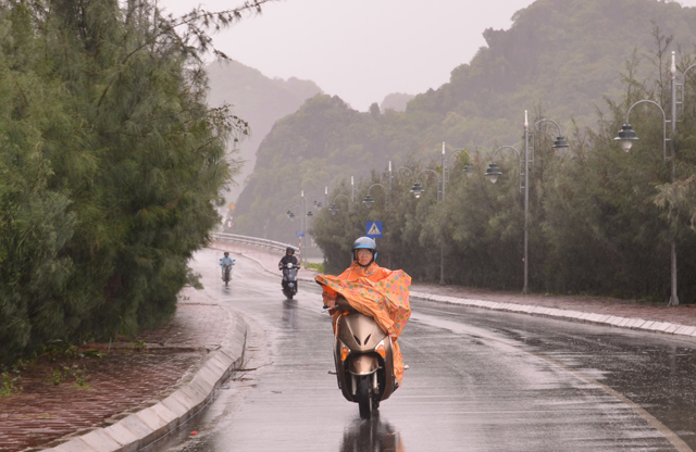 Bão số 1 áp sát, Quảng Ninh mưa lớn, gió giật cấp 9 - 7