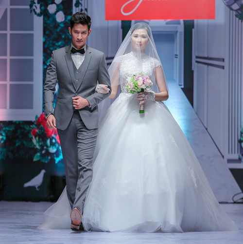 Huy Khánh hôn vợ đắm đuối trên sàn catwalk - 4