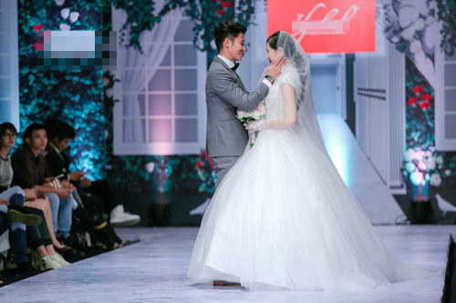 Huy Khánh hôn vợ đắm đuối trên sàn catwalk - 6