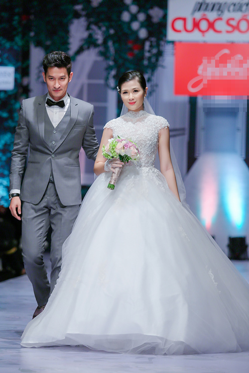 Huy Khánh hôn vợ đắm đuối trên sàn catwalk - 5