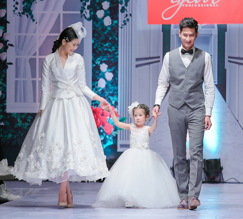 Huy Khánh hôn vợ đắm đuối trên sàn catwalk - 1