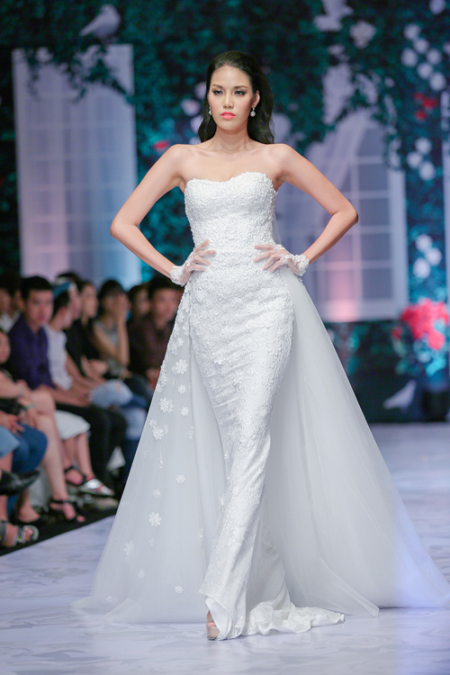 Huy Khánh hôn vợ đắm đuối trên sàn catwalk - 10