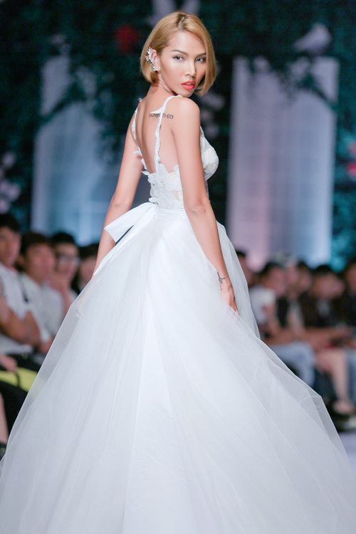 Huy Khánh hôn vợ đắm đuối trên sàn catwalk - 12