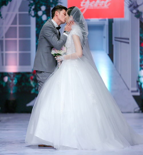 Huy Khánh hôn vợ đắm đuối trên sàn catwalk - 7