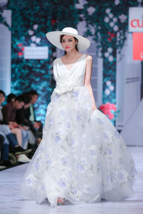 Huy Khánh hôn vợ đắm đuối trên sàn catwalk - 8